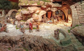 Escena de un belén con figuras artesanales en un paisaje rocoso