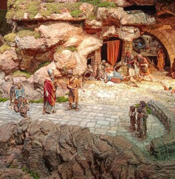 Escena de un belén con figuras artesanales en un paisaje rocoso