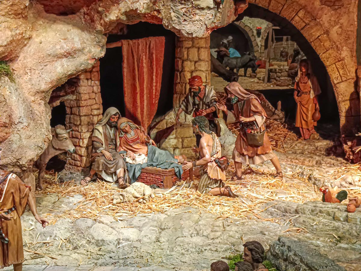 Escena del nacimiento en un belén tradicional con figuras de la Sagrada Familia.