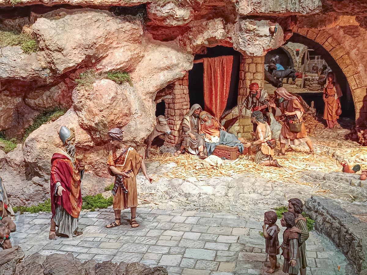 Escena del nacimiento de Jesús en un belén con figuras de cerámica.