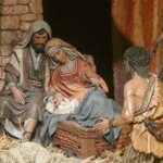 Escena del nacimiento de Jesús con figuras en un pesebre.