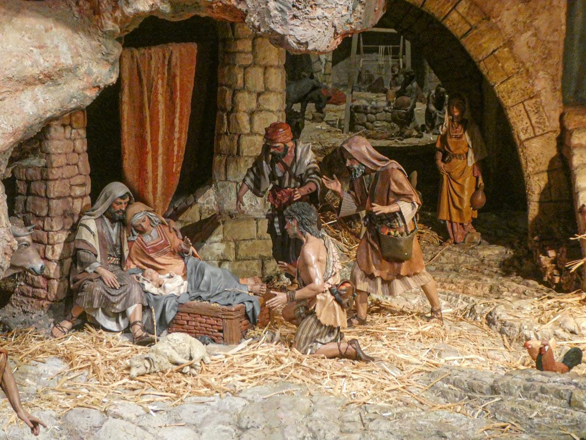 Escena del nacimiento de Jesús en un pesebre con figuras de barro.