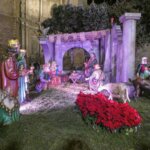 Escena del nacimiento con figuras de pastores y animales en Navidad.