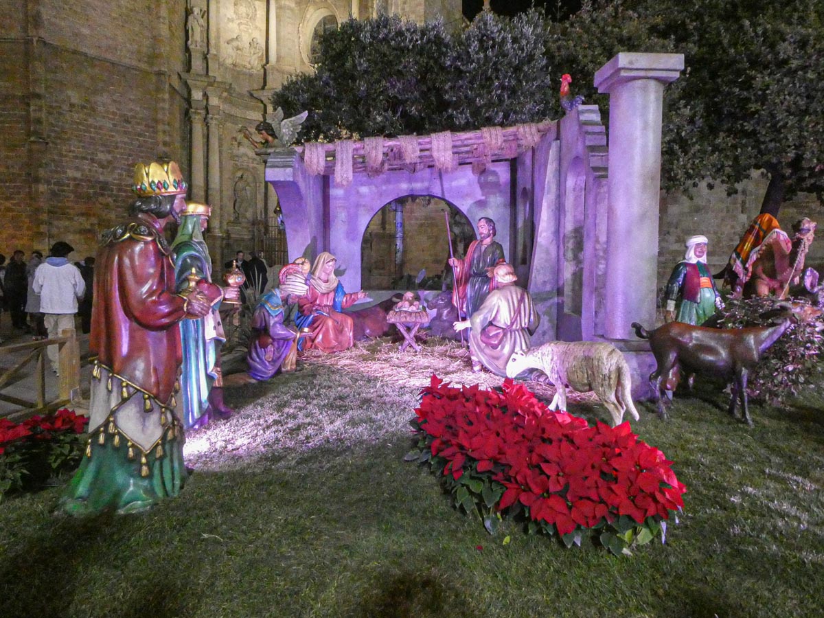 Escena del nacimiento con figuras de pastores y animales en Navidad.