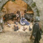 Escena tradicional del nacimiento de Jesús con figuras y animales.