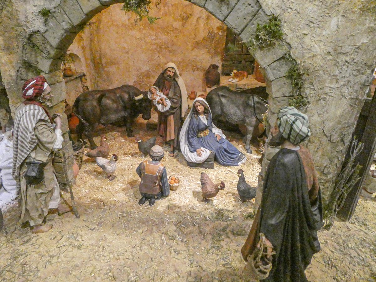 Escena tradicional del nacimiento de Jesús con figuras y animales.