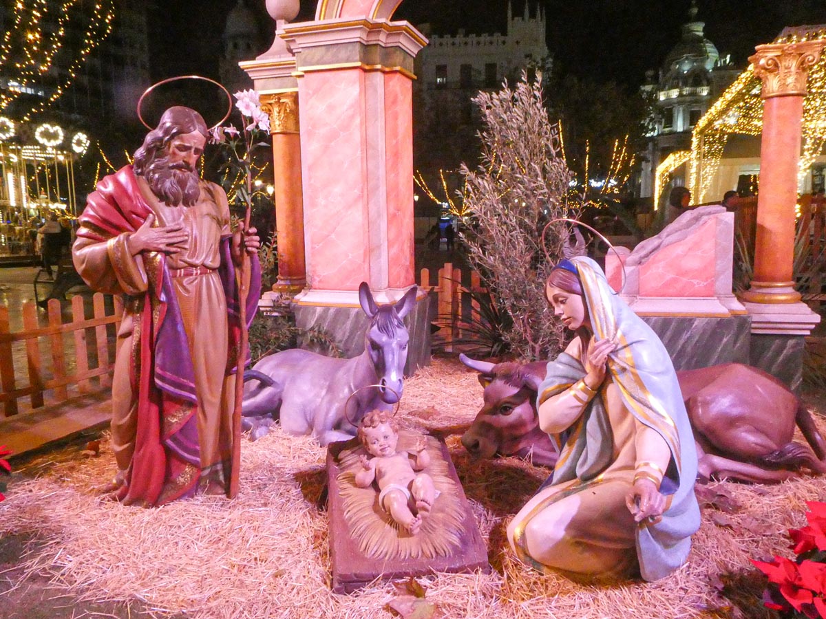 Estatuas de la Sagrada Familia en un nacimiento navideño