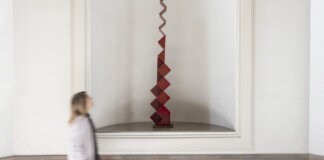 Escultura en una exposición del IVAM con una persona observando.