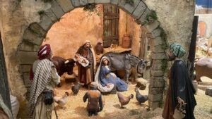 Pesebre monumental con figuras en el Saló de Cristall de València