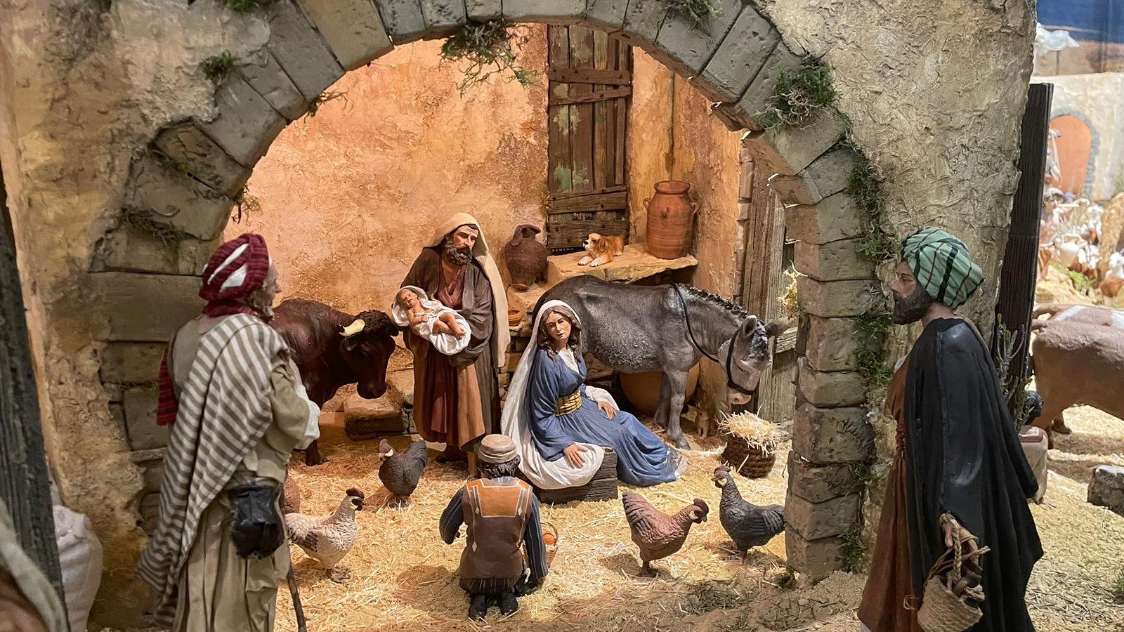 Pesebre monumental con figuras en el Saló de Cristall de València