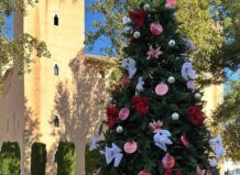 Árbol de Navidad decorado en Albalat dels Sorells con un castillo al fondo.