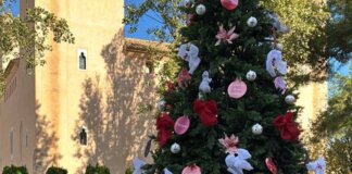 Árbol de Navidad decorado en Albalat dels Sorells con un castillo al fondo.