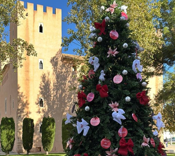 Árbol de Navidad decorado en Albalat dels Sorells con el castillo al fondo.