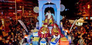 Cabalgata de Reyes en Alboraya con carrozas y público disfrutando
