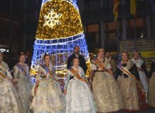 Iluminación, música y una amplia agenda cultural protagonizan la Navidad en Aldaia Grupo de personas vestidas con trajes tradicionales junto a un árbol de Navidad iluminado