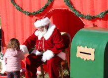 Els infants de Catarroja donaran la benvinguda al 2026 en les seues propies campanades Niña interactuando con Papá Noel en un evento navideño