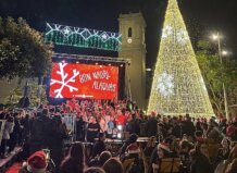 Alaquàs da la bienvenida a la Navidad con un acto multitudinario en la puerta del Ayuntamiento Celebración navideña en Alaquàs con árbol iluminado y música