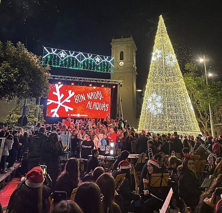 Celebración navideña en Alaquàs con árbol iluminado y música
