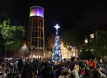 La programación de Navidad y Reyes de Massanassa se llena de música, tradición y eventos para todas las edades Celebración navideña en Massanassa con árbol iluminado y gente disfrutando.