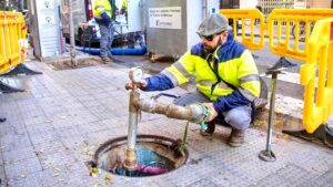 Técnico de EMIVASA realizando limpieza en la red de agua potable en Benimaclet