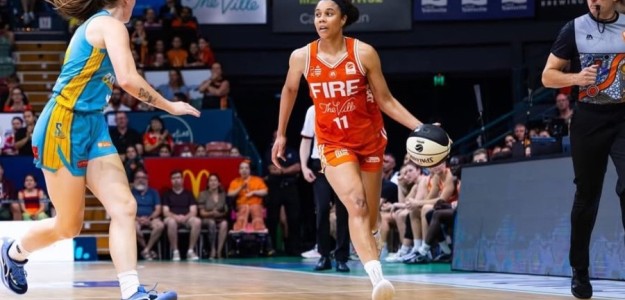 Nia Coffey jugando baloncesto con el balón en la mano