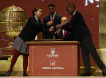Parte del 6.703, primer premio del Niño, vendido en Alfafar, Manises, Paiporta, Quart y Xirivella Niños participando en la Lotería de Navidad en un escenario