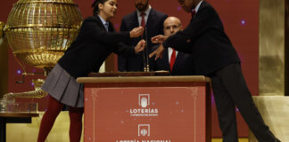 Niños participando en la Lotería de Navidad en un escenario
