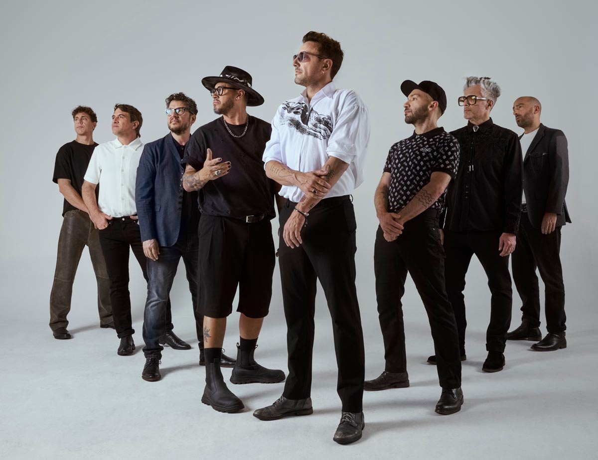 La banda uruguaya No Te Va a Gustar posando para una foto grupal