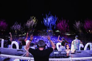 Celebración de Nochevieja en la Plaza Unión Musical de Torrent con música y fuegos artificiales.