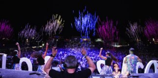 Celebración de Nochevieja en la Plaza Unión Musical de Torrent con música y fuegos artificiales.