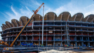 Construcción del estadio Nou Mestalla con grúas y trabajadores