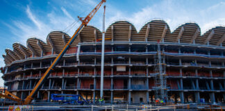 Construcción del estadio Nou Mestalla con grúas y trabajadores