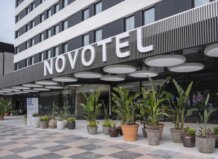 Fachada del hotel Novotel Valencia con plantas decorativas