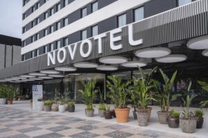 Fachada del hotel Novotel Valencia con plantas decorativas