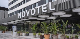 Fachada del hotel Novotel Valencia con plantas decorativas