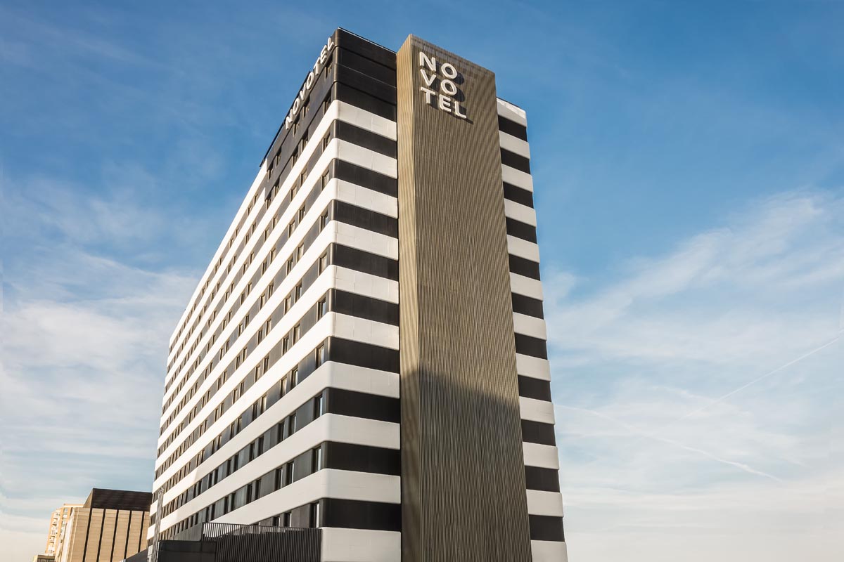 Fachada del hotel Novotel Valencia con diseño moderno y elegante