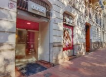 Dorsia abre nueva clínica en pleno centro de Valencia y refuerza su expansión en España Fachada de la nueva clínica Dorsia en Valencia con un cartel publicitario