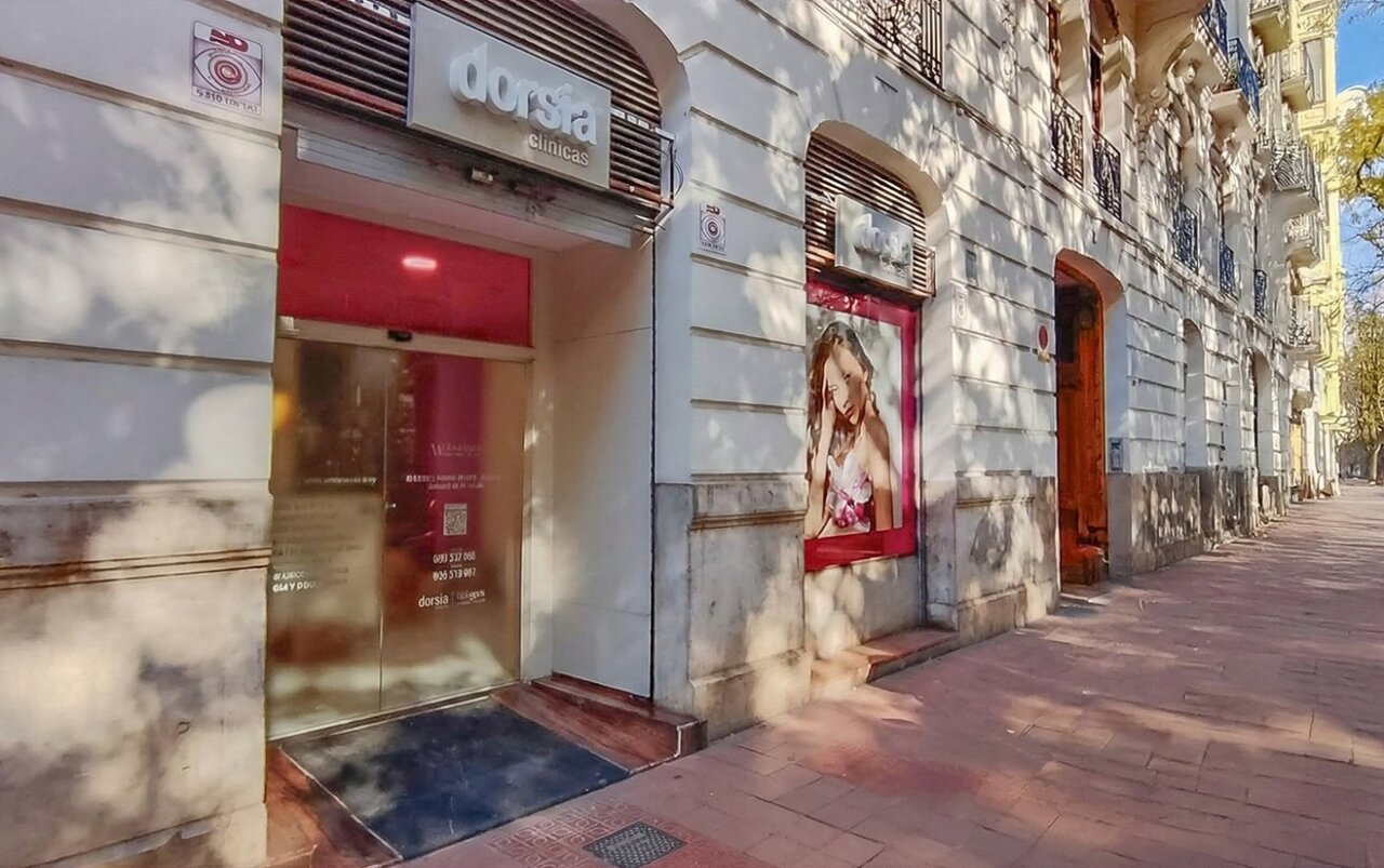 Fachada de la nueva clínica Dorsia en Valencia con un cartel publicitario
