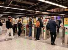 Metrovalencia incorpora nuevas máquinas de control de acceso y validación en la estación de Colón La estación de Colón de Metrovalencia incorpora nuevas máquinas de validación para mejorar el acceso.