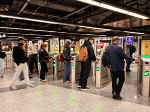 La estación de Colón de Metrovalencia incorpora nuevas máquinas de validación para mejorar el acceso.