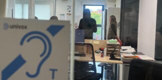 Interior de la sede judicial de Paterna con señalización accesible