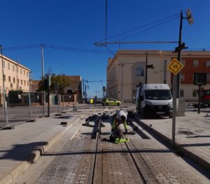 Trabajador realizando obras en las vías del tranvía en Metrovalencia