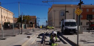 Trabajador realizando obras en las vías del tranvía en Metrovalencia