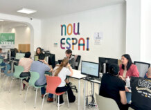 Benetússer alerta del impacto del cierre de la oficina PROP DANA en plena recuperación tras las inundaciones Interior de la oficina Nou Espai en Benetússer con personas trabajando en computadoras.