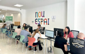 Interior de la oficina Nou Espai en Benetússer con personas trabajando en computadoras.