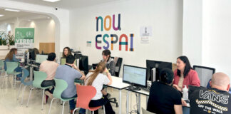 Interior de la oficina Nou Espai en Benetússer con personas trabajando en computadoras.