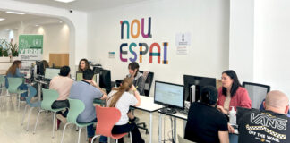 Interior de la oficina PROP en Benetússer con personas atendiendo