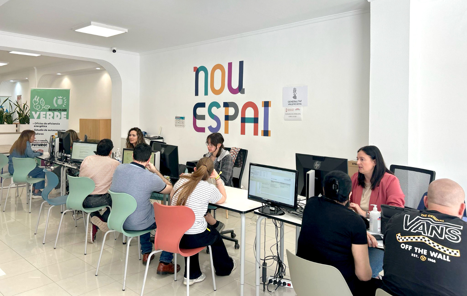 Interior de la oficina PROP en Benetússer con personas atendiendo