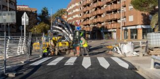 Trabajadores en la reconstrucción del Pont Nou en Paiporta