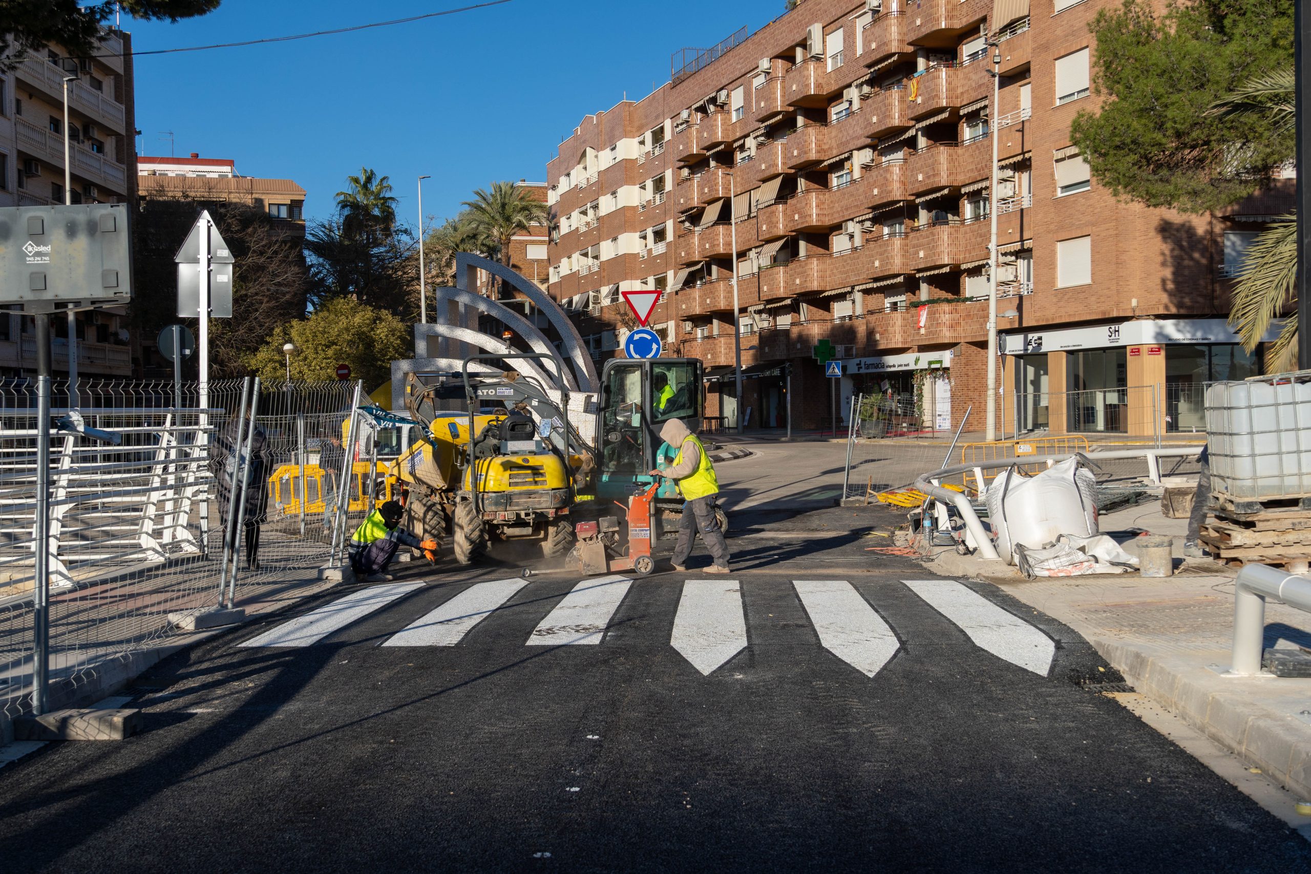 Trabajadores en la reconstrucción del Pont Nou en Paiporta